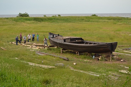 Новгородцы вручную построили историческую деревянную лодку