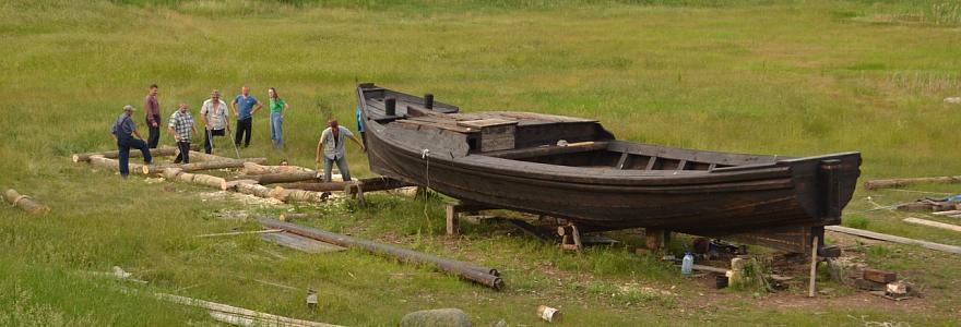 Новгородцы вручную построили историческую деревянную лодку