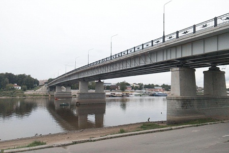 На мосту Александра Невского исчезли буквы. Ко Дню города они снова появятся