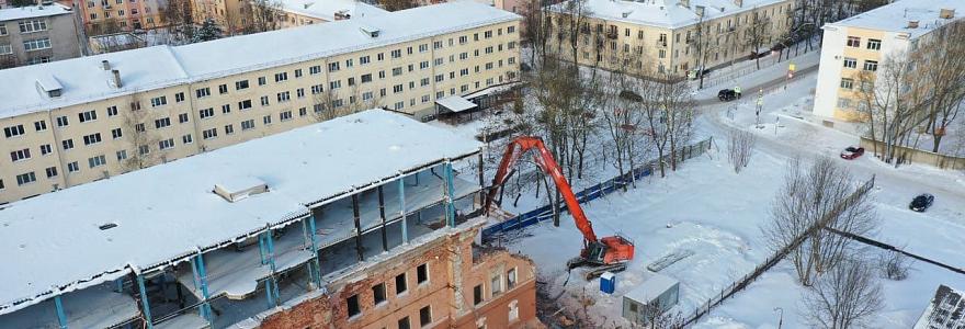 Баню на Великой начали сносить