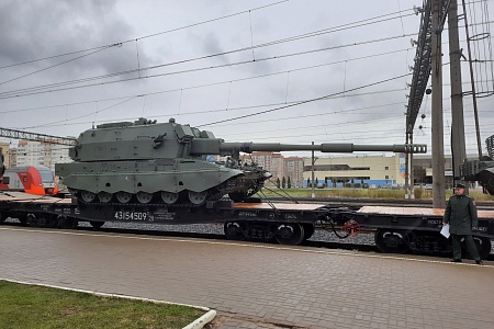 Передвижная выставка военной техники прибыла на городской вокзал 