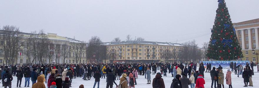 На несанкционированную акцию в Великом Новгороде вышло около 500 человек. Как это было