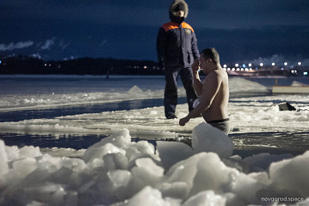 Традиционные зимние купания на крещение в Великом Новгороде под контролем чрезвычайных служб