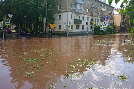 Великий Новгород из-за дождей опять превратился в «маленькую Венецию» 