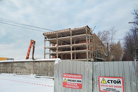 На прошлой неделе в Великом Новгороде начали сносить часть недостроенного корпуса завода «Волна»