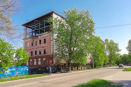 Новгородские общественники пикетируют заброшенную баню на Великой