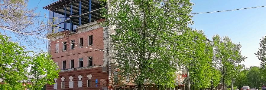 Новгородские общественники пикетируют заброшенную баню на Великой