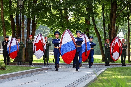 В кремле прошло торжественное шествие военных в честь 75-летия Победы