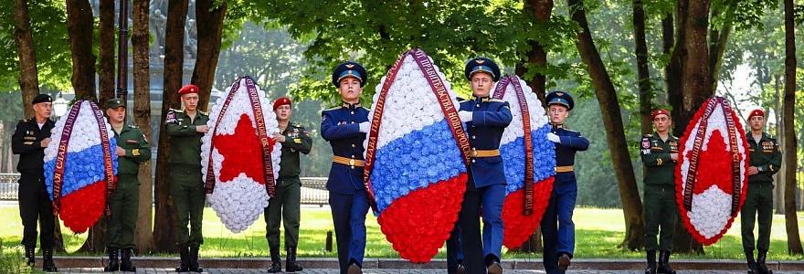 В кремле прошло торжественное шествие военных в честь 75-летия Победы