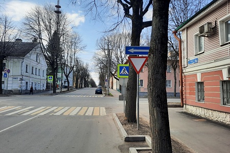 ГИБДД предлагает снести деревья, закрывающие дорожные знаки