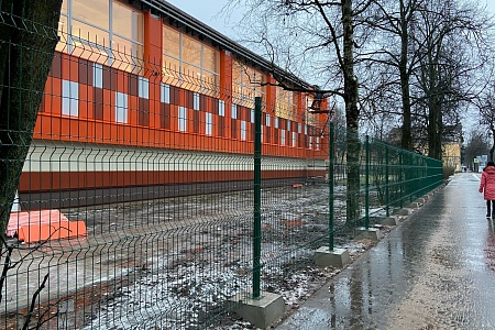 Новгородцы обратили внимание на ярко-оранжевый фасад на Славной. По мнению градозащитников, он нарушает историческую среду